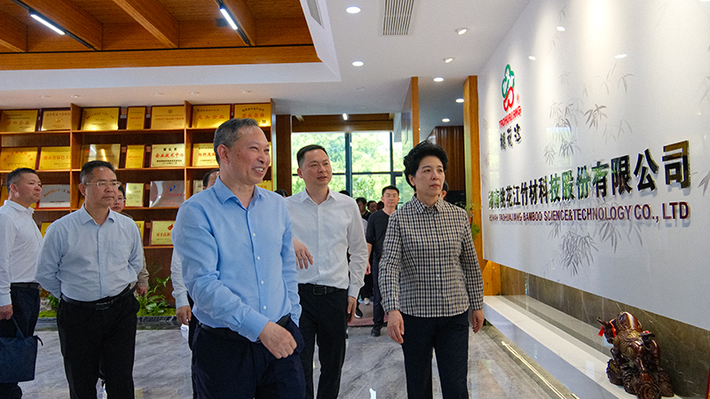 湖南省人大常委會(huì)黨組書記、副主任烏蘭率隊(duì)來湖南桃花江竹材科技股份有限公司調(diào)研 湖南省人大常委會(huì)黨組書記、副主任烏蘭率隊(duì)來湖南桃花江竹材科技股份有限公司調(diào)研