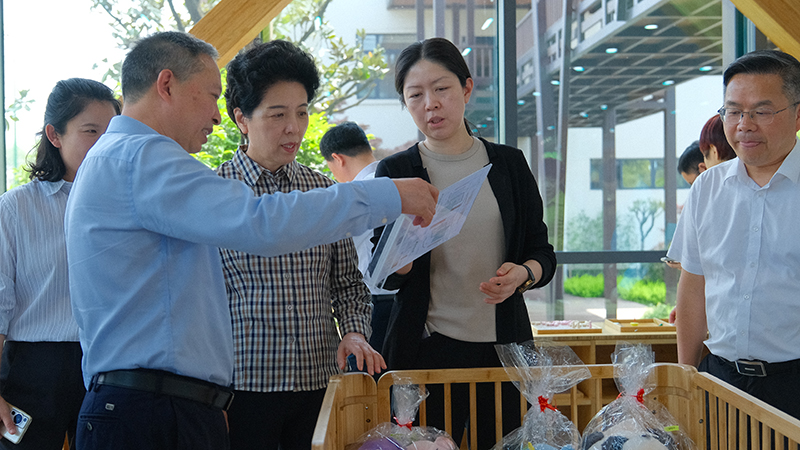 公司董事長薛志成在向?yàn)跆m書記匯報(bào) 公司董事長薛志成在向?yàn)跆m書記匯報(bào)
