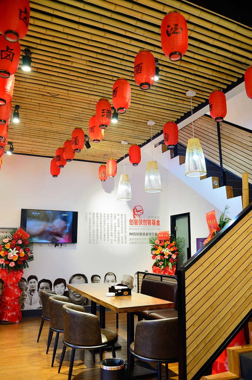 創(chuàng)客俠餐廳的扶手，桌子全采用桃花江竹材